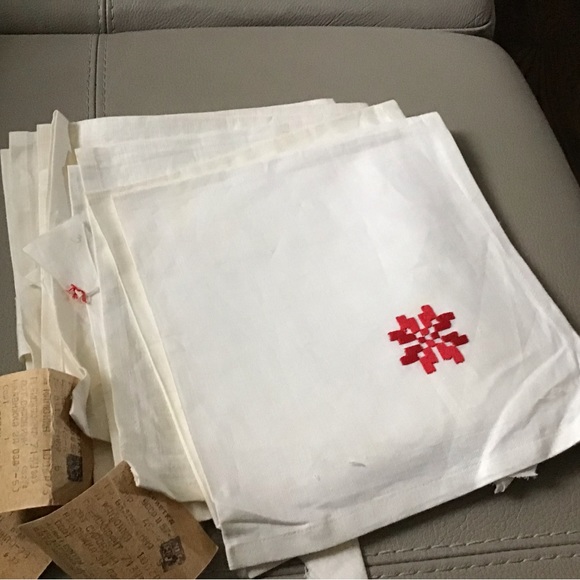 SET OF 6 VINTAGE (45 y.o.) 100% LINEN HAND EMBROIDERED TABLE NAPKINS - Picture 6 of 10